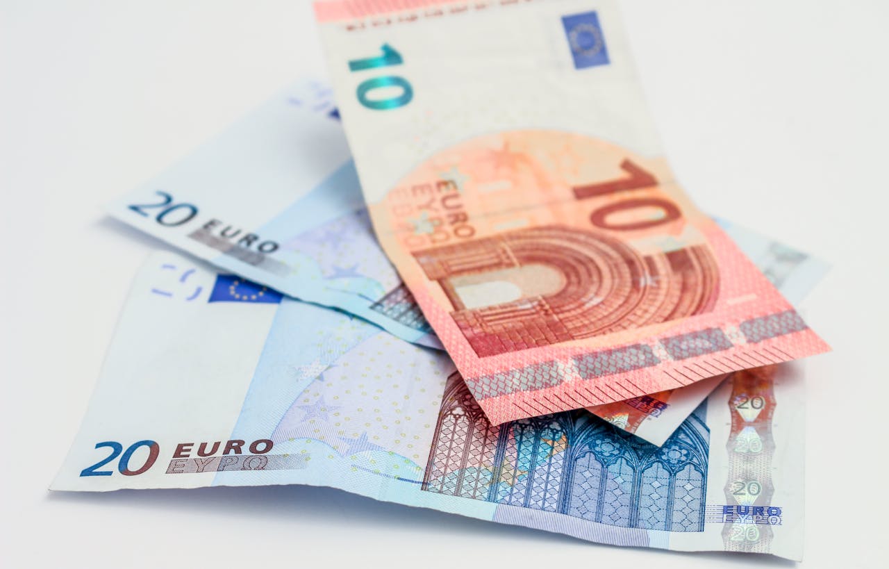 Novčanice od 10 i 20 evra položene na stolu, simbol planiranja budžeta i štednje