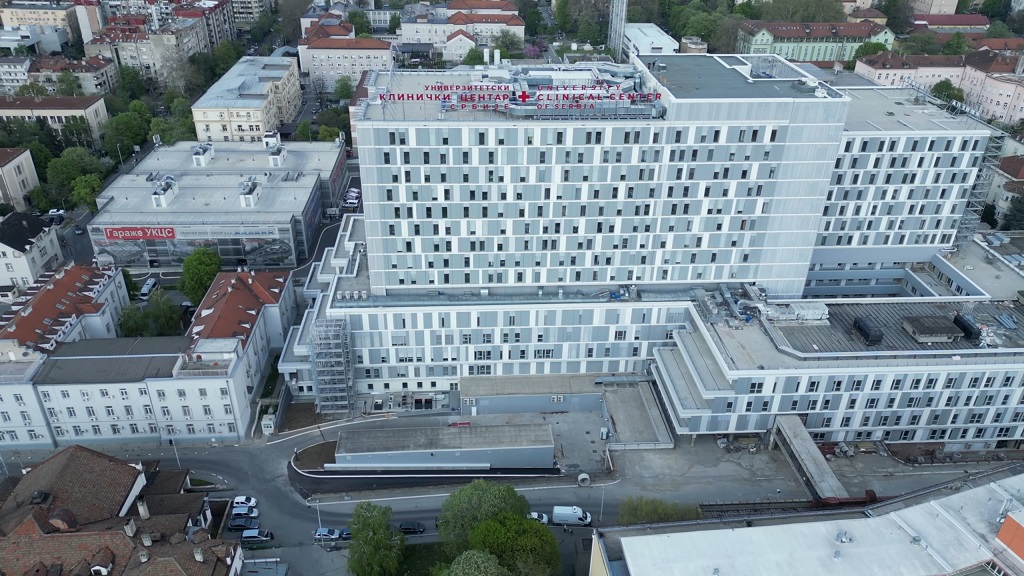 Velika zgrada Kliničkog centra Srbije u Beogradu