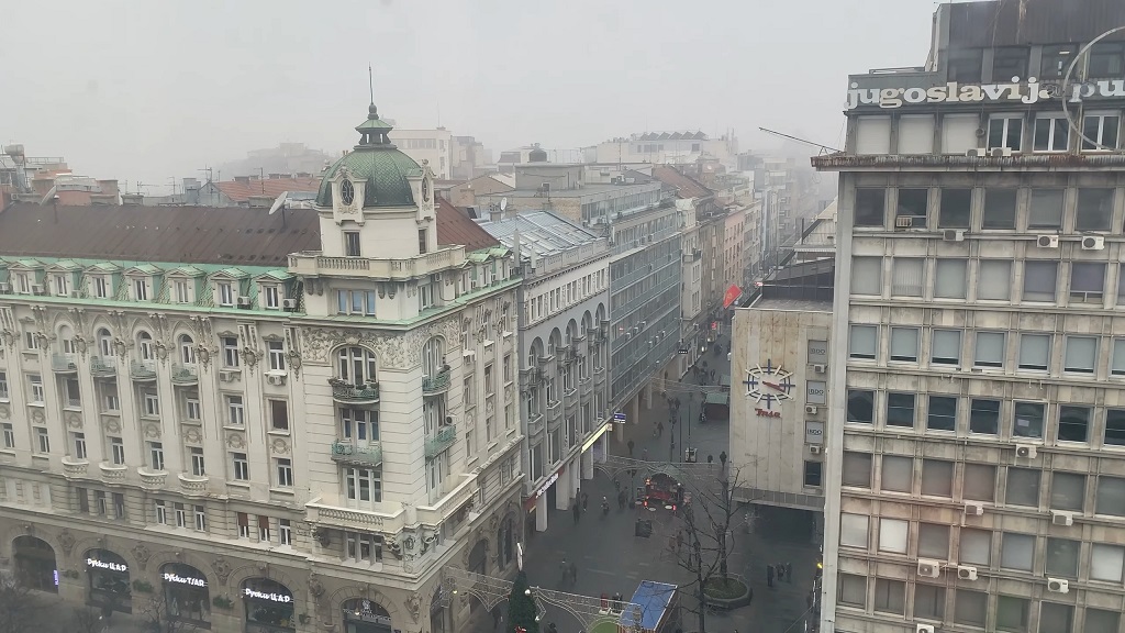 Ulica u centru Beograda snimljena iz vazduha tokom maglovitog dana